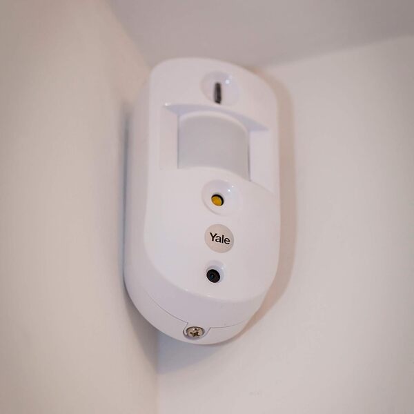 Yale SR-3200i – Alarme maison Connectée Pack Vision+, Système Anti-Intrusion sans Fil Complet: Sirène 104dB + Détecteurs de Mouvement + ouverture | Notifications Push, Email et SMS